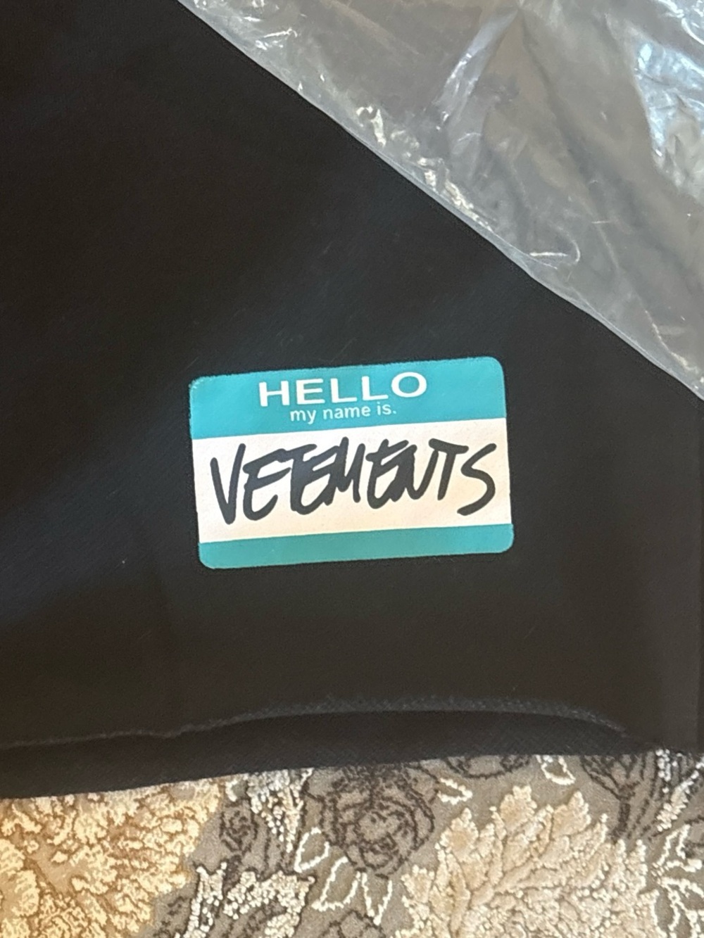 Vetements - Picture 2 of 4